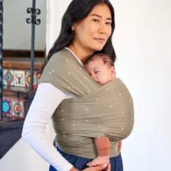 Ergobaby Écharpe De Portage Aura - Vert Olive 7 Ergobaby Écharpe De Portage Aura - Vert Olive -Magasin Général Pour Enfants aura olive hearts ergobaby OC