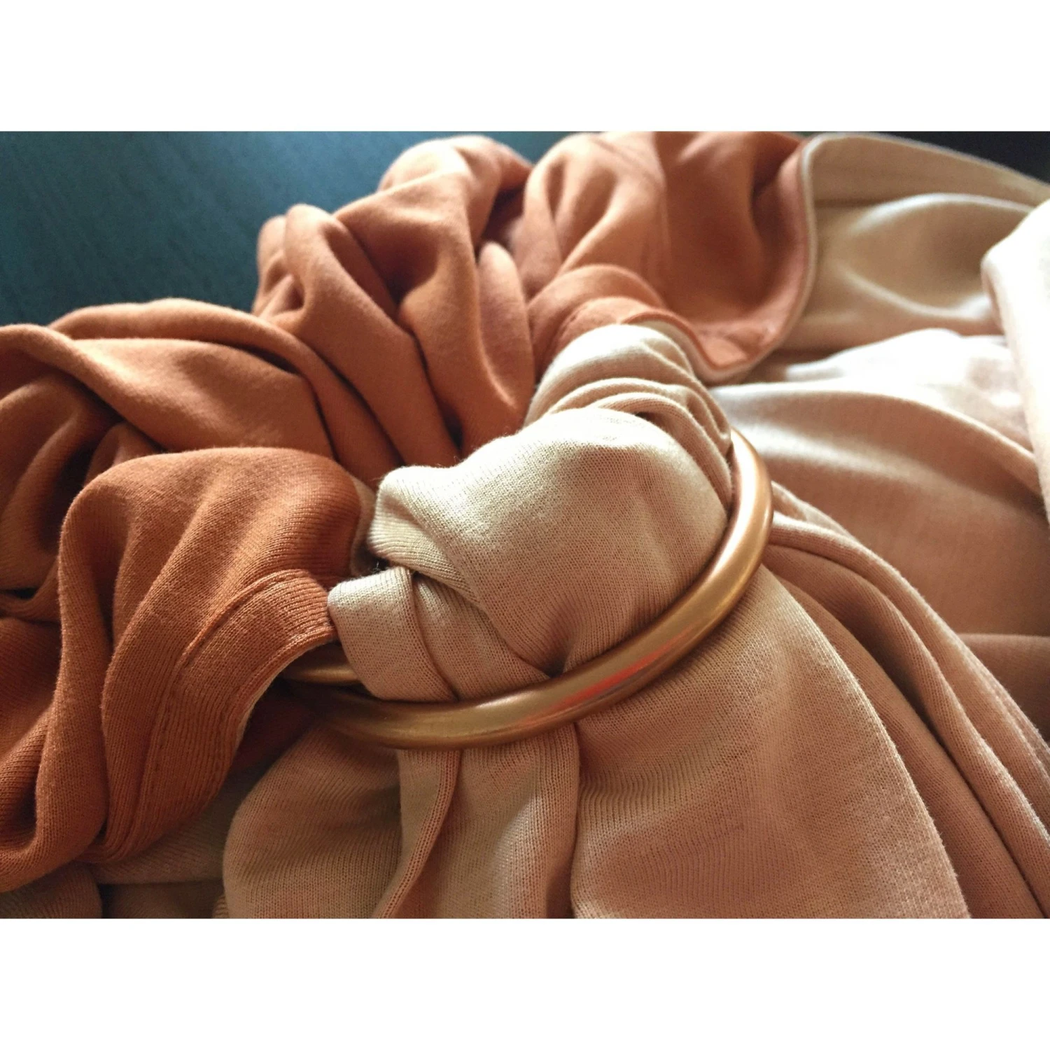 Petite écharpe De Portage Sans Nœud Nude Et Caramel 7 Petite écharpe De Portage Sans Nœud Nude Et Caramel – Image 5