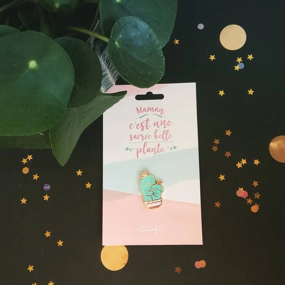 Pin's Maman, C'est Une Sacrée Belle Plante 3 Pin's Maman, C'est Une Sacrée Belle Plante
