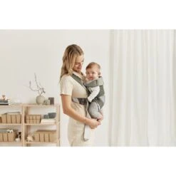 BabyBjörn Porte Bébé Mini Coton Kaki Vert 12 BabyBjörn Porte Bébé Mini Coton Kaki Vert -Magasin Général Pour Enfants porte bebe mini coton kaki vert babybjorn OE