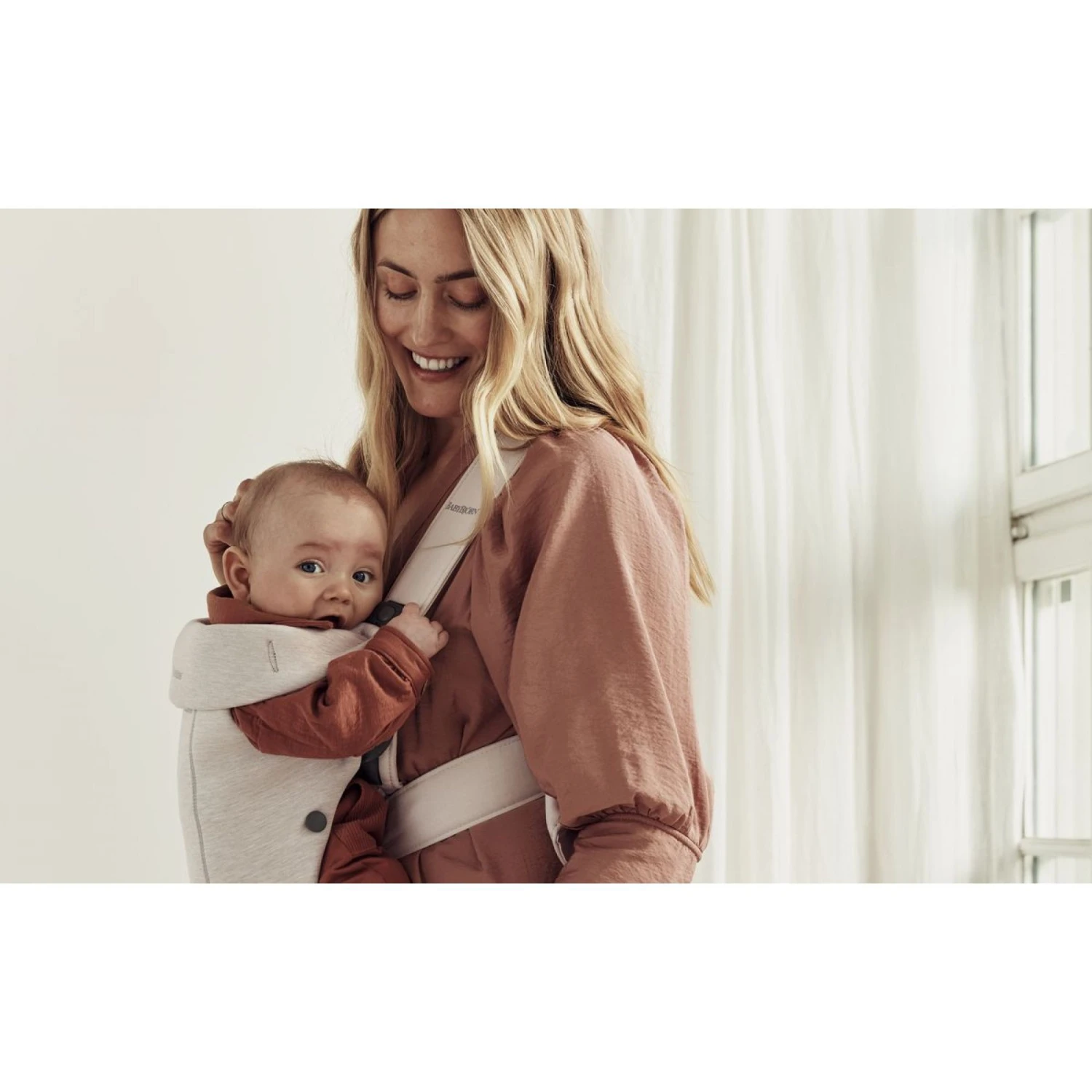 BabyBjörn Porte Bébé Mini Jersey 3D Beige Clair 6 BabyBjörn Porte Bébé Mini Jersey 3D Beige Clair – Image 4