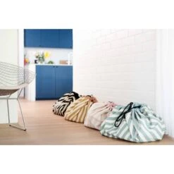 Play&Go Grand Sac à Jouets / Tapis De Jeu 2 En 1 Stripes Mustard 16 Play&Go Grand Sac à Jouets / Tapis De Jeu 2 En 1 Stripes Mustard -Magasin Général Pour Enfants prints stripes mustard size140cm play go OF