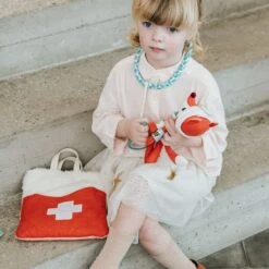 Lilliputiens Trousse Petit Docteur Alice -Magasin Général Pour Enfants trousse petit docteur lilliputiens OJ